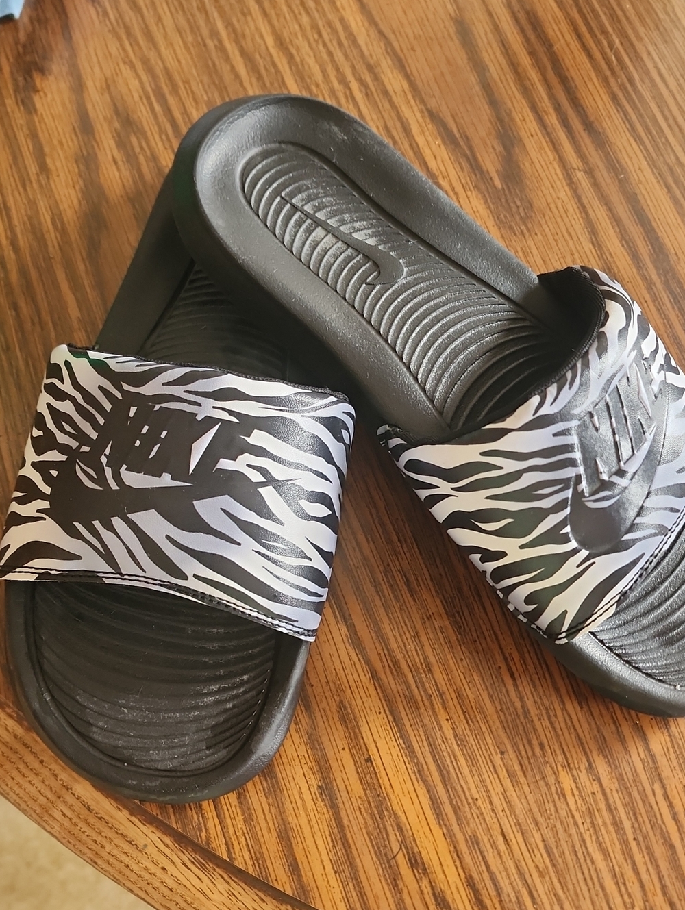 Nike SLIDES Size 8 Women